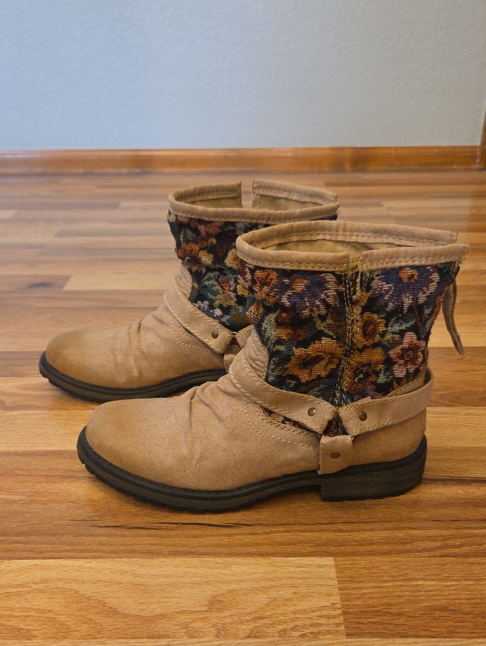 Roxy Holliston Tan Suede & Floral Tapestry Boots - Sz 7.5
